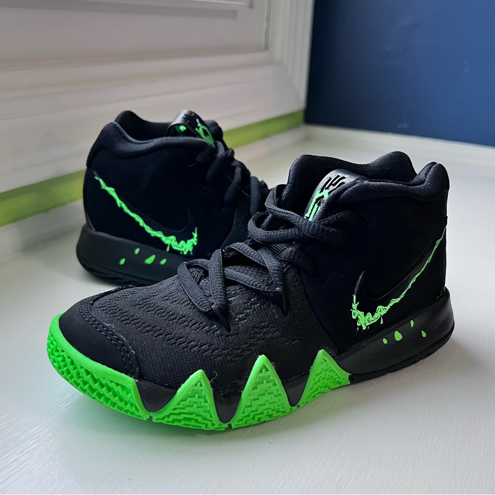 Nike Kyrie 4 (PS) Halloween Black/Rage Green Slime Sneaker, Kids Size 11C US